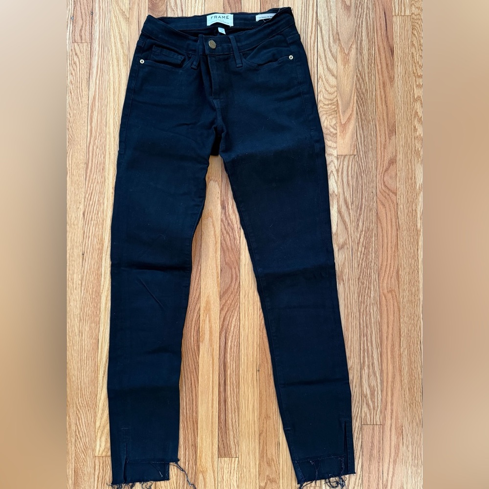 Frame Le Skinny de Jeanne Denim Classic Black Jeans w/Frayed Hem